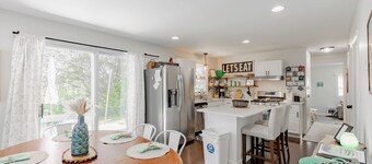 Sunset Alley Cottage - Cozy 3-bedroom cottage with WiFi, AC in charming Beulah