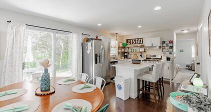 Sunset Alley Cottage - Cozy 3-bedroom cottage with WiFi, AC in charming Beulah