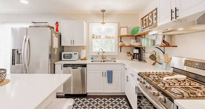 Sunset Alley Cottage - Cozy 3-bedroom cottage with WiFi, AC in charming Beulah