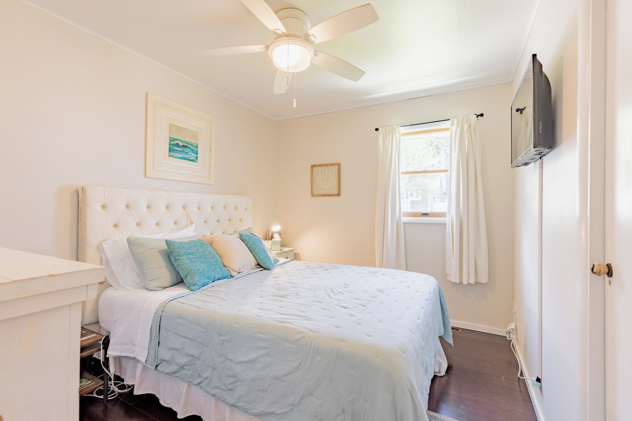 3 quartos, escrivaninha, ferros/tábuas de passar roupa, berço de viagem