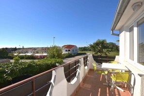 Outdoor dining - Holiday apartment with air conditioning and outdoor pool (Poreč)