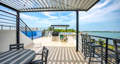 Oceanfront Sunset Gecko Condo - Second Floor 2A