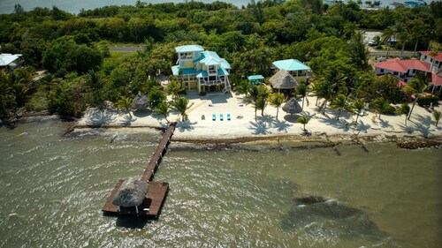 Lucky Duck Villa - Huge Beachfront Pool and Pier
