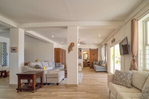 Villa, Smoking | 4 bedrooms - Lucky Duck Villa - Huge Beachfront Pool and Pier (Placencia)
