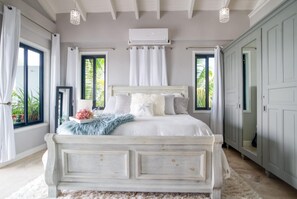 Villa | 4 bedrooms - Luxury Oceanfront Villa w 2 Pools Beach Pier (Placencia)