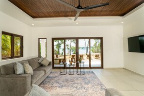 5 bedrooms - NEW Oceanfront 5 Bedroom Private Island Villa (Placencia)