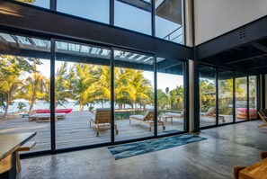 4 bedrooms - Balam Beach Villa - Modern 4bed Oceanfront w Pool (Placencia)