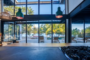 Villa - Balam Beach Villa - Modern 4bed Oceanfront w Pool (Placencia)