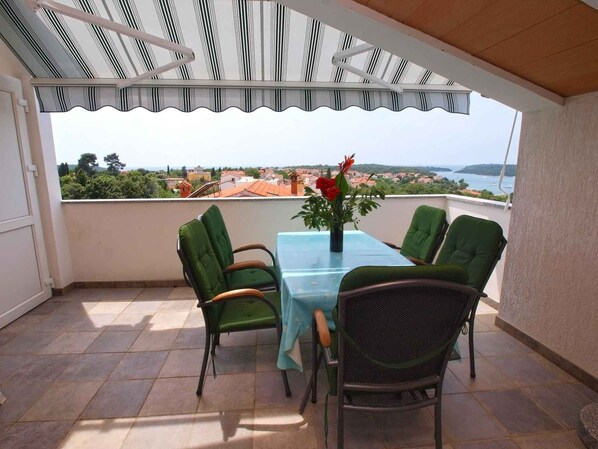 Outdoor dining - Holiday apartment with air conditioning (Banjole)