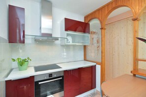 Fridge, oven, stovetop, cookware/dishes/utensils