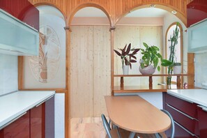 ثلاجة، فرن، موقد طهي مسطح، مستلزمات طهي/أطباق/أوعية