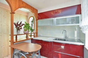 ثلاجة، فرن، موقد طهي مسطح، مستلزمات طهي/أطباق/أوعية