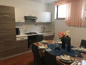 Fridge, microwave, oven, stovetop - Holiday apartment with air conditioning (Banjole)