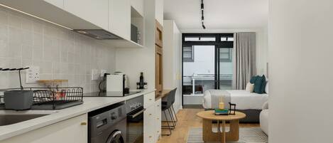 Een koelkast, een magnetron, een oven, een kookplaat