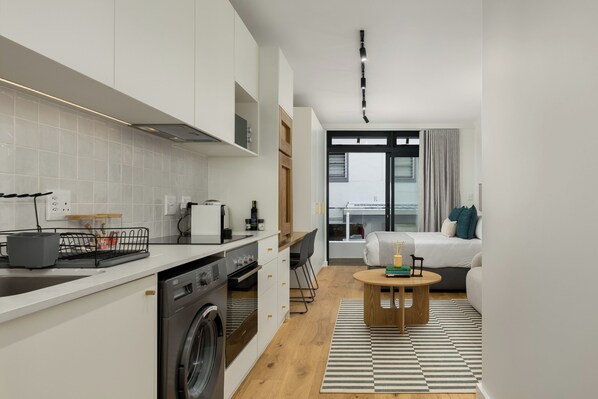 Kühlschrank, Mikrowelle, Ofen, Herdplatte