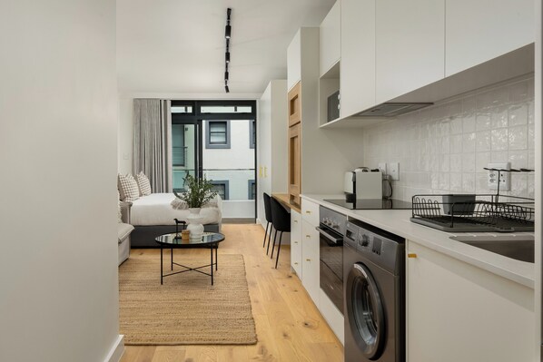 Réfrigérateur, four à micro-ondes, un four, surface de cuisson