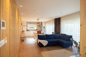 Een smart-tv en een open haard