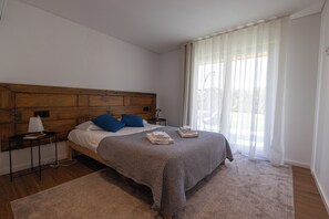 4 quartos, escrivaninha, ferros/tábuas de passar roupa, berço de viagem