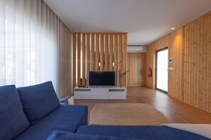 Een smart-tv en een open haard