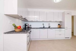 Kühlschrank, Ofen, Herdplatte, Geschirrspüler