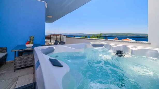 A hot tub on a balcony with a clear view of the sea. - Holiday apartment fully air-conditioned with balcony and sea view (Dramalj)