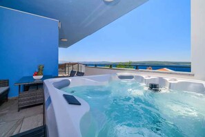 Outdoor spa tub - Holiday apartment fully air-conditioned with balcony and sea view (Dramalj)