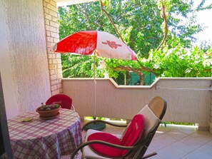 Outdoor dining - Holiday apartment with air conditioning (Medulin)