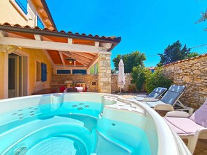Outdoor dining - Holiday home with air conditioning (Kavran)
