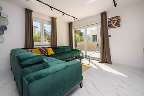 TV - Villa with swimming pool and large garden (Baška)