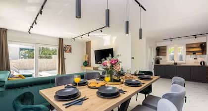 Villa with swimming pool and large garden