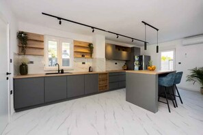 冷蔵庫、電子レンジ、オーブン、コンロ