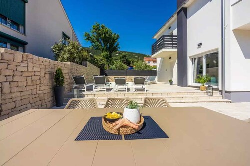 Villa with swimming pool and large garden