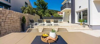 Villa with swimming pool and large garden