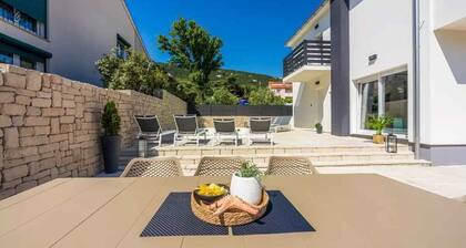 Casa vacacional con piscina y amplio jardín