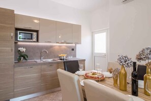 Fridge, microwave, stovetop, dishwasher