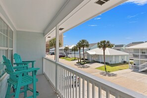 Property grounds - 1BR Beach Condo, Pool, Queen Bed, Bunks, Walk to Gulf and Sugar White Sand! (Panama City Beach)
