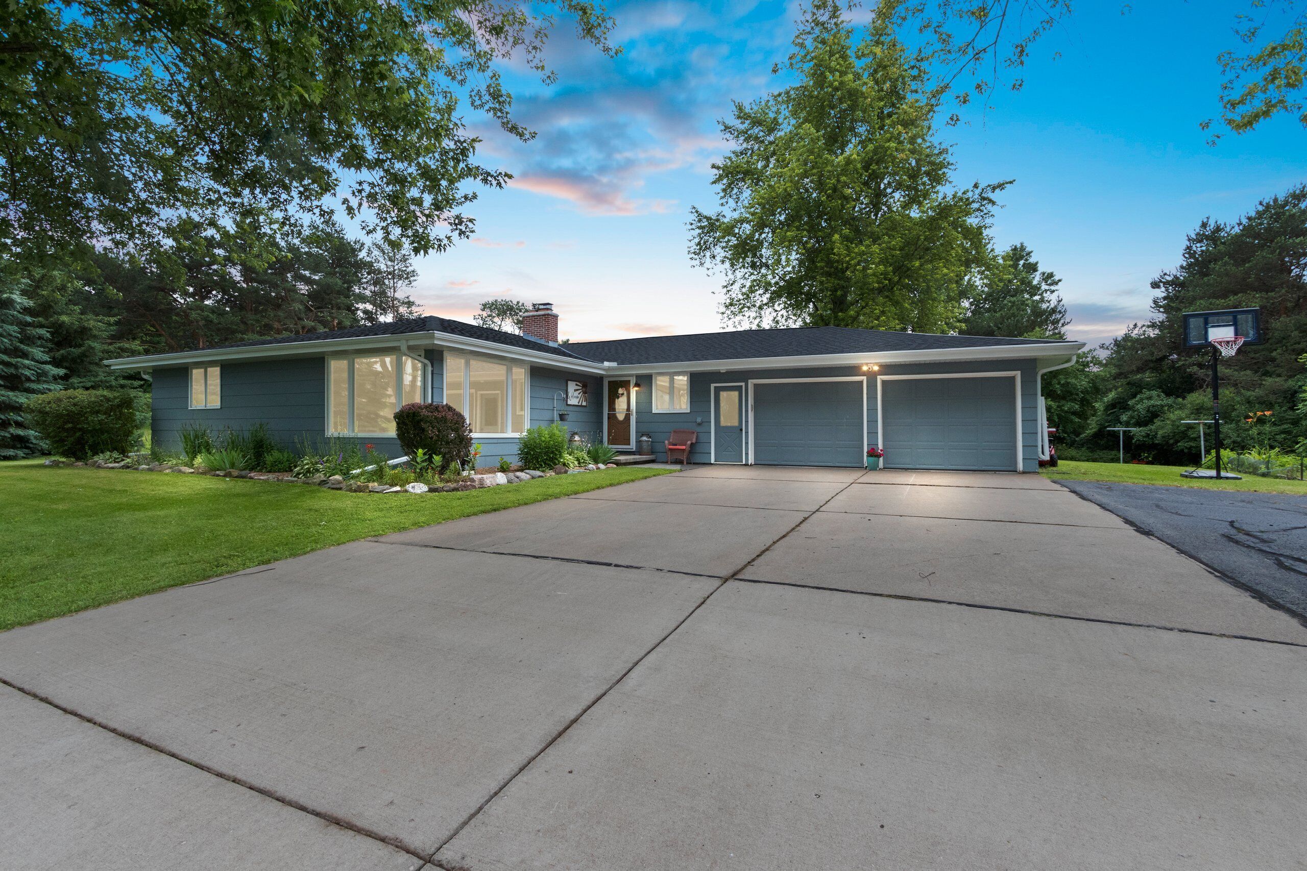 Charming Hilltop Home w/ 4 beds, WiFi & Lambeau views