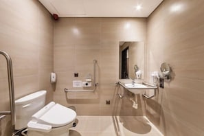 Un baño moderno con inodoro, lavabo y ducha.