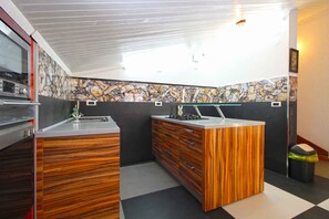 Fridge, microwave, oven, stovetop - Holiday apartment with barbecue (Pješćana Uvala)