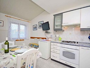 Een koelkast, een oven, een kookplaat, een koffiezetapparaat/waterkoker