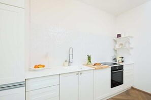 Fridge, oven, stovetop, dishwasher