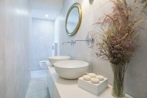 Unclassified image, 5 of 55, button