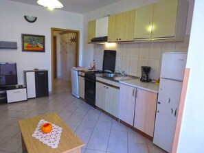 Kühlschrank, Ofen, Herdplatte, Wasserkocher mit Kaffee-/Teezubehör