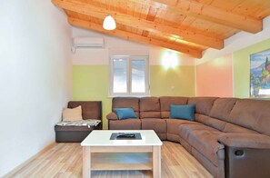 TV - Holiday home with pool for 8 people (Valbandon)