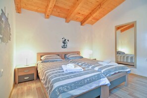 WiFi - Holiday home with pool for 8 people (Valbandon)