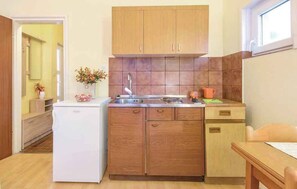 Een koelkast, een kookplaat