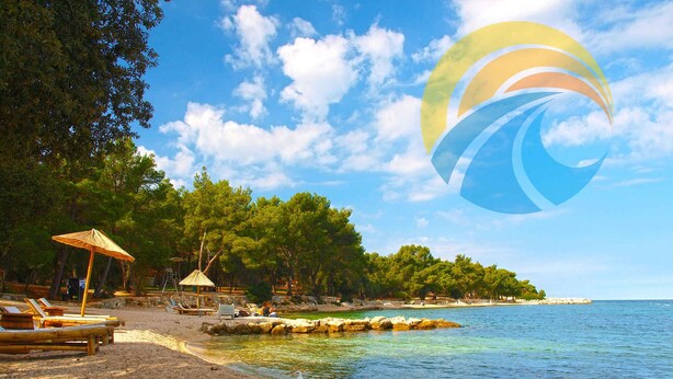 A beach with sun loungers, a gazebo, and a clear view of the sea. - Holiday apartment with air conditioning (Rovinj)