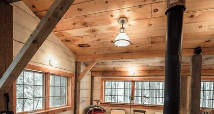 Cozy 2-bedroom cabin in enjoyable Londonderry with AC with hot tub and sauna