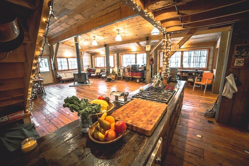 Cozy 2-bedroom cabin in enjoyable Londonderry with AC with hot tub and sauna