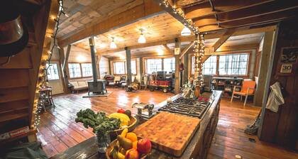 Cozy 2-bedroom cabin in enjoyable Londonderry with AC with hot tub and sauna